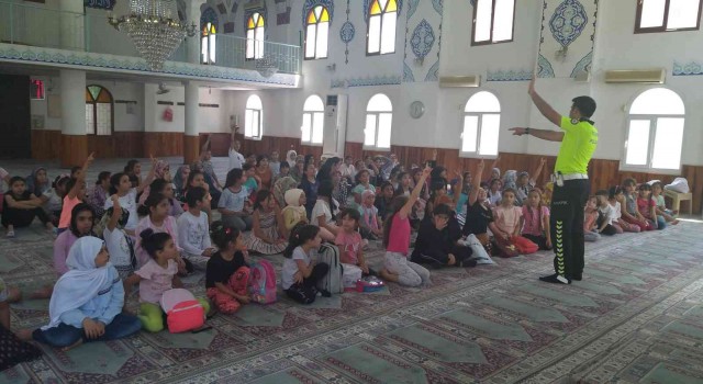 Kuran kursu öğrencilerine trafik eğitimi
