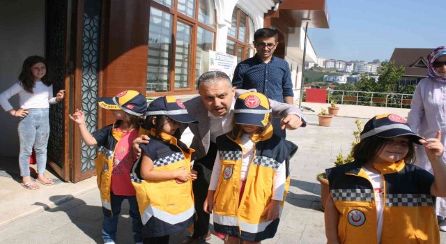 Kuran kursuna giden çocuklar ambulansları inceledi