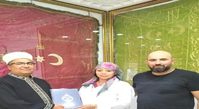 Kuran okuyunca huzur bulduğunu söyleyen kadın Müslüman oldu