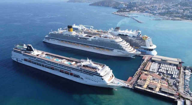 Kuşadasına 3 dev gemi ile 8 bin 270 turist geldi