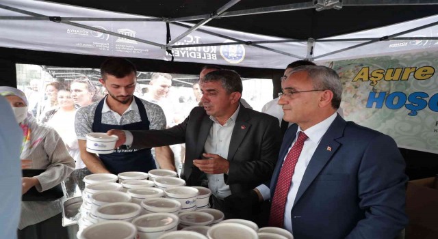 Kütahya Belediyesinden halka aşure ikramı