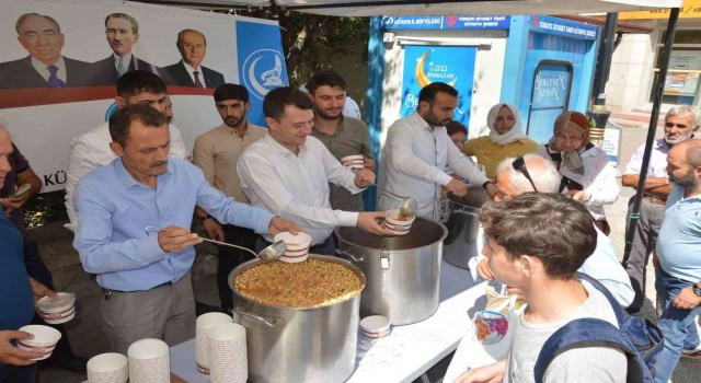 Kütahya Ülkü Ocaklarından aşure ikramı