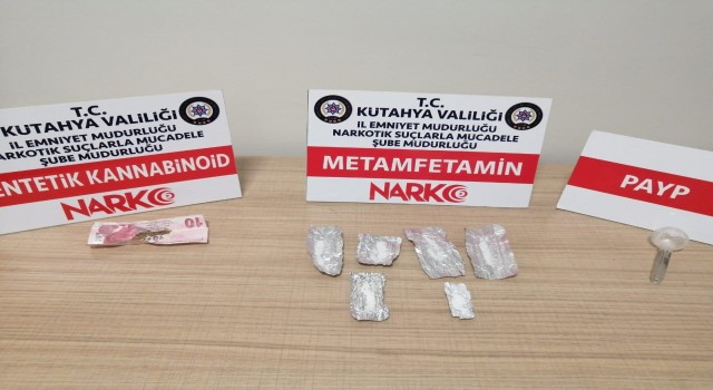 Kütahyada bekçiler, şüphelendikleri şahsın üzerinde uyuşturucu buldu