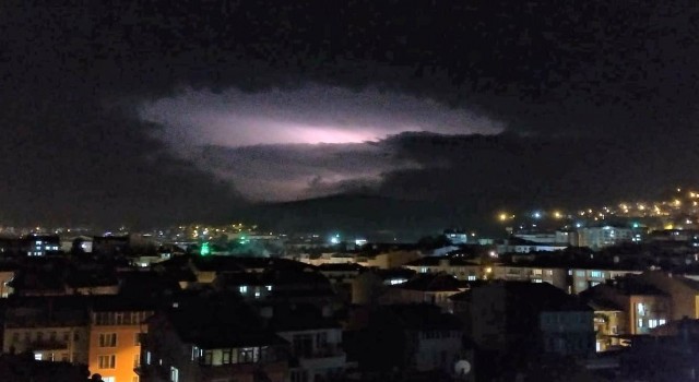 Kütahyada çakan şimşekler görsel şölen oluşturdu