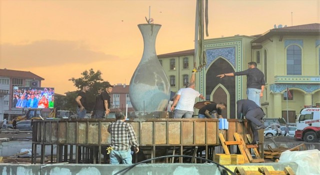 Kütahyanın simgesi vazo meydandaki yerini aldı