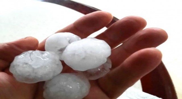 Kütahyanın Tavşanlı ilçesinde ceviz büyüklüğünde dolu yağdı