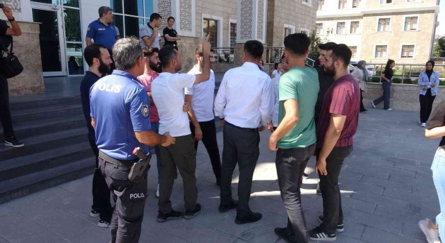 Kütüphanede yer bulamayan öğrenciler valiliğe yürüdü