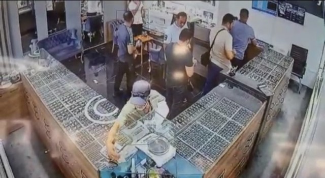 Kuyumcudan çaldığı küpeleri satmaya çalışırken yakalandı