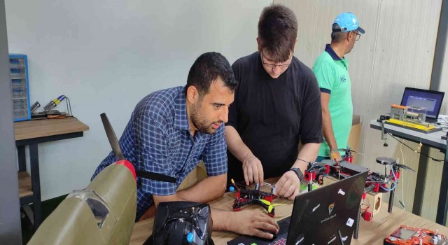 Liseli öğrenciler kendi dronlarını kendileri üretiyor
