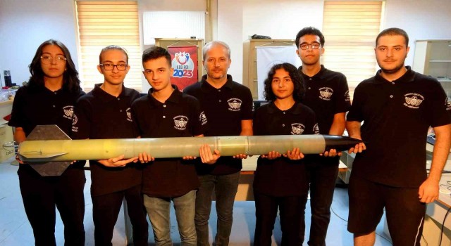 Liseli öğrenciler tasarladıkları roketle ‘Teknofest 2022 final turunda