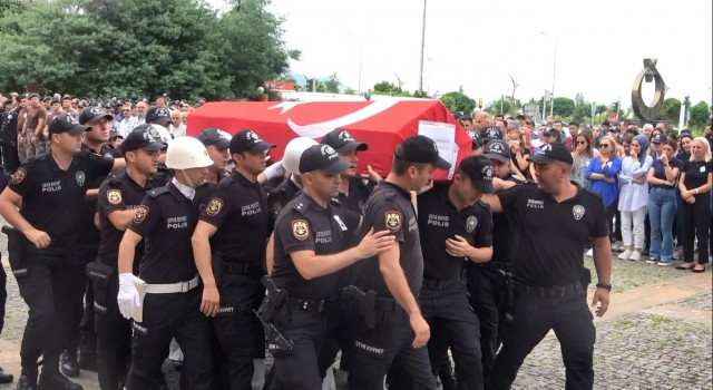 Lunaparktaki eğlence treni kazasında ölen komiser yardımcısı bayan polis için tören düzenlendi