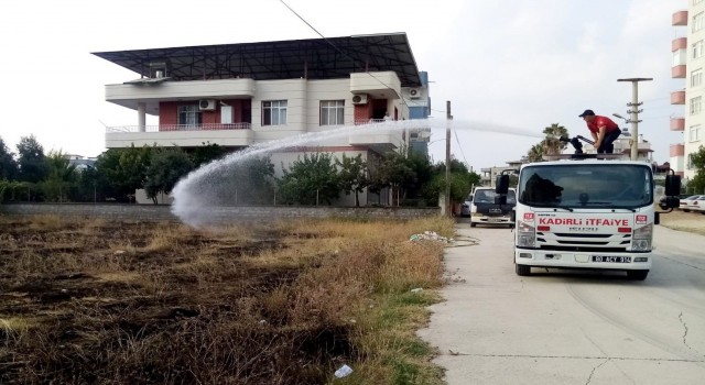 Mahalle arasındaki otluk alanda çıkan korkuttu