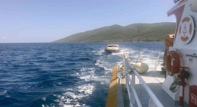Makine arızası yapan tekne kurtarıldı