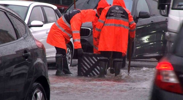 Maltepede cadde ve sokaklar yağmur nedeniyle göle döndü