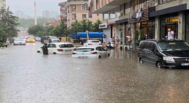 Maltepede etkili olan yağış nedeniyle 3 araç suya gömüldü