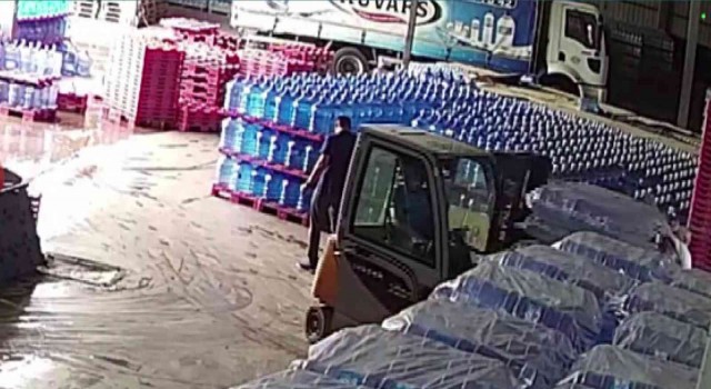 Maltepede işçinin, geri geri gelen forklift altında kaldığı anlar kamerada