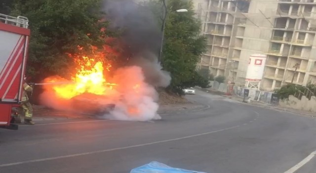 Maltepede seyir halindeki araç alev alev yandı