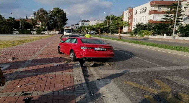 Manavgatta iki otomobil çarpıştı: 2 yaralı