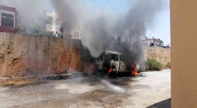 Manavgatta park halindeki minibüs cayır cayır yandı