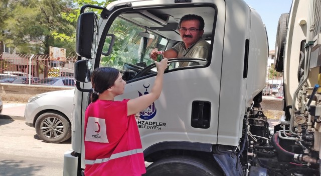 Manisa Kızılaydan emekçilere serinleten ikram