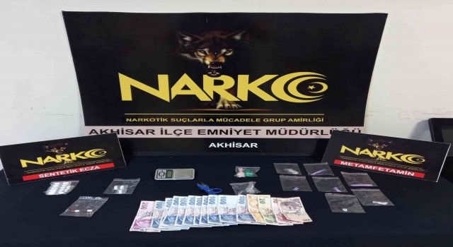 Manisada durdurulan araçta uyuşturucu maddelerle yakalandılar