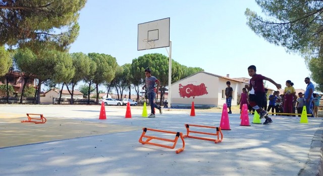 Manisada mevsimlik tarım işçileri çocuklarına spor panayırı etkinliği