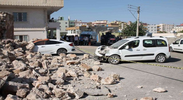 Mardinde duvar çöktü, iki araçta maddi hasar meydana geldi