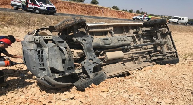 Mardinde minibüs şarampole yuvarlandı: 2 yaralı
