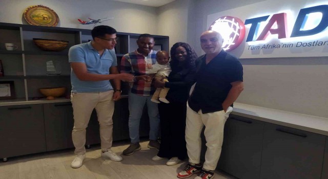 Marmarayda Afrikalı bebeği sevdi, sosyal medyada gündem oldu, aileyle buluştu