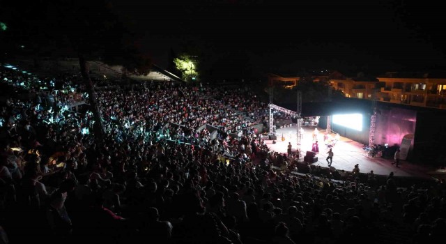Marmariste binlerce çocuk hep birlikte şarkılar söyleyip doyasıya eğlendi