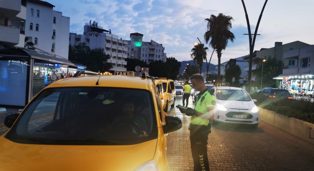 Marmariste trafik ekipleri ticari taksi denetimlerine devam ediyor