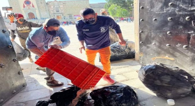 Meksikada eylem yapan temizlik işçileri, belediye binasını çöple doldurdu