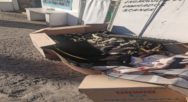 Meksikada yaşlı kadın karton kutu içerisinde sokakta ölüme terk edildi