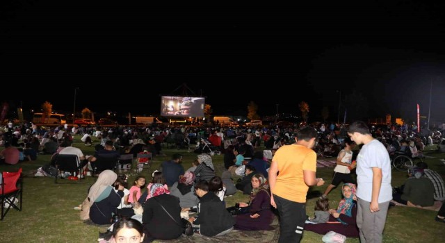 Melikgazi Belediyesi her hafta farklı filmlerle sinemaseverleri açık hava film günlerinde buluşturuyor