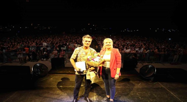 Merkezefendi zafer coşkusunu Teoman ile yaşadı