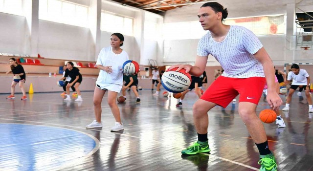 Mersinde ücretsiz basketbol kursu ile gençler yeteneklerini keşfediyor