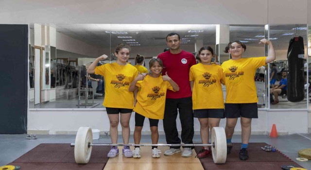 Mersinli halterciler, Konyadaki şampiyonadan madalya ile dönmeyi hedefliyor