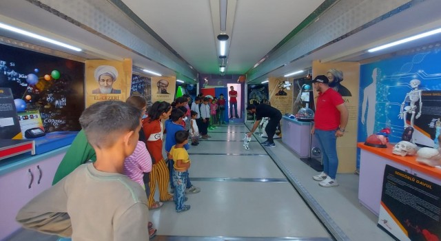 Mevsimlik işçilerin çocukları Bilim Tırıyla tanıştı
