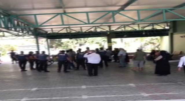 Mezarlıkta cenazede kavga: 6 kişi silah ve bıçakla yaralandı