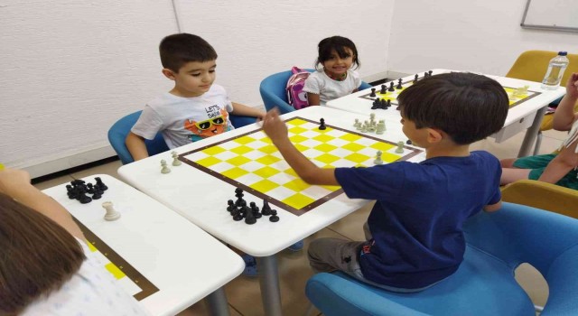 Miniklere verilen satranç derslerinde renkli görüntüler ortaya çıktı