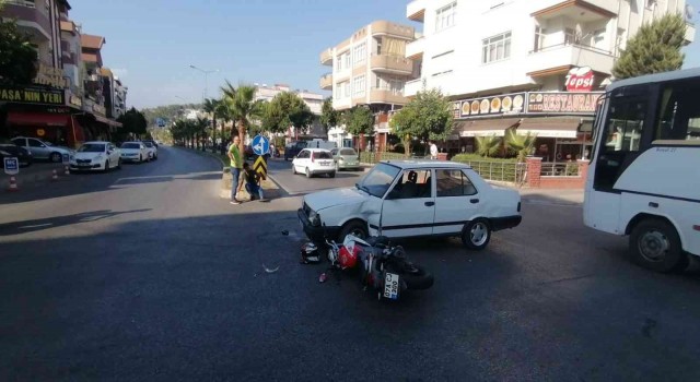 Motosiklet sürücüsü, başındaki kask sayesinde kazayı ucuz atlattı