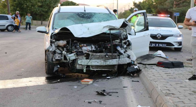 Motosikletle otomobil çarpıştı: 2 yaralı