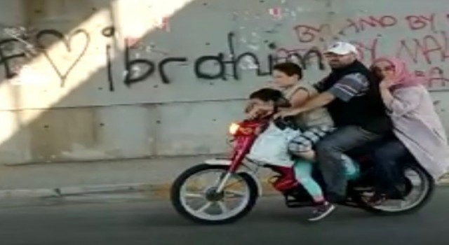 Motosiklette 4 kişilik ailenin tehlikeli yolculuğu