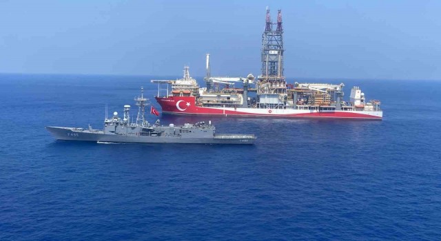 MSB Abdülhamid Han sondaj gemisine refakat anlarını paylaştı