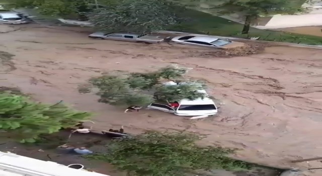 Mudanyada bir aile sel sularından son anda kurtarıldı...