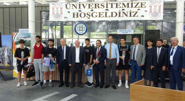 Muğla protokolü öğrencileri çiçeklerle karşıladı