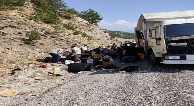 Muğlada arızalanan kamyonun kasasında 72 düzensiz göçmen yakalandı