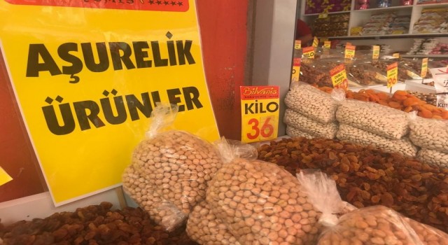 Muharrem ayının gelmesiyle aşurelik malzemelerin satışı önemli ölçüde arttı