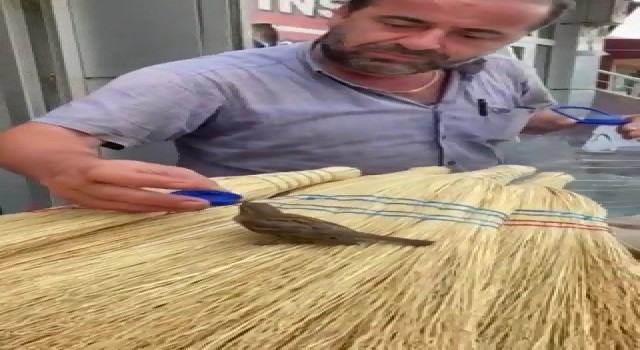 Muhtar susayan kuşa şişe kapağıyla su içirdi
