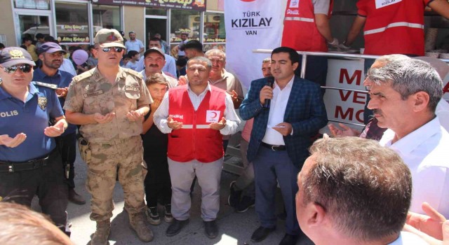 Muradiyede aşure dağıtımı